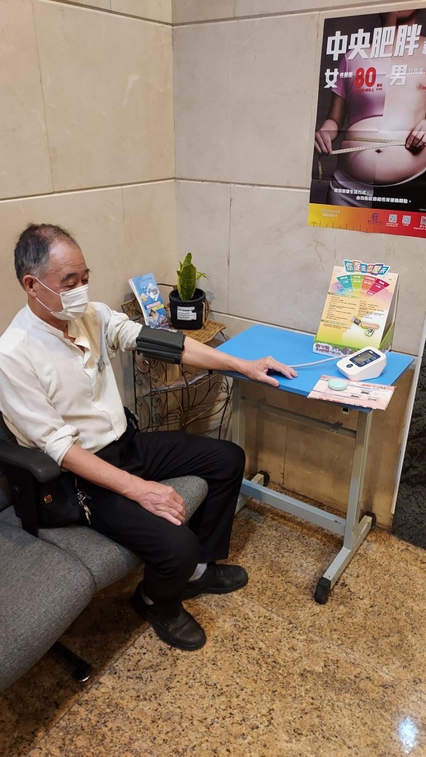 Photos of using health check-up kit by organization